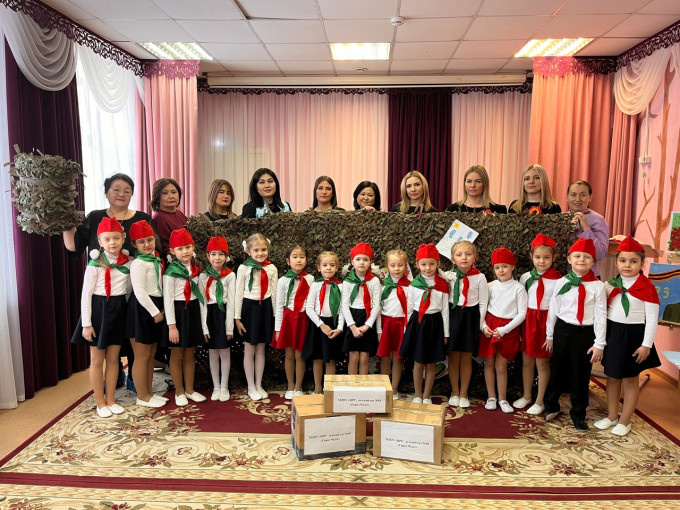 Плечом к плечу Плечом к плечу.